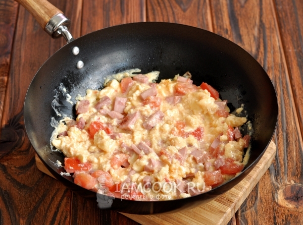 Влить яичную смесь