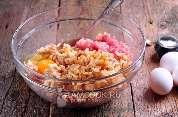 Добавить к фаршу лук и яйцо