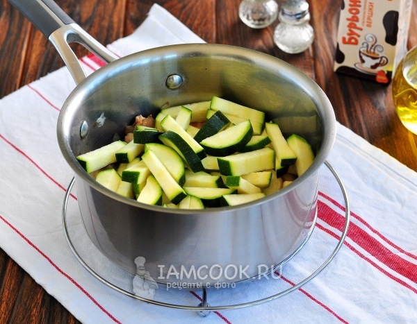 Положить кабачок