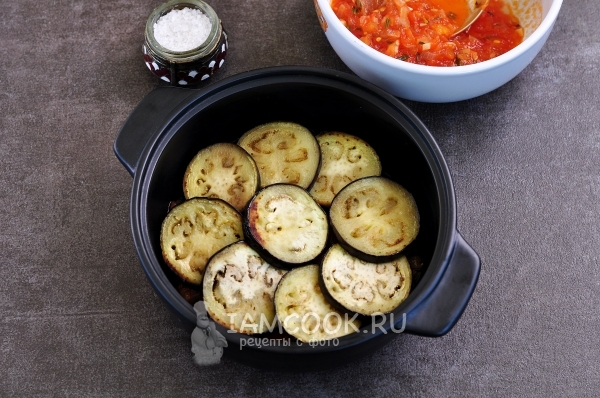 Положить слой баклажанов