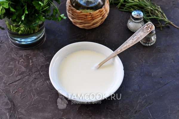 Соединить воду со сметаной