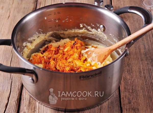 Добавить обжаренные овощи