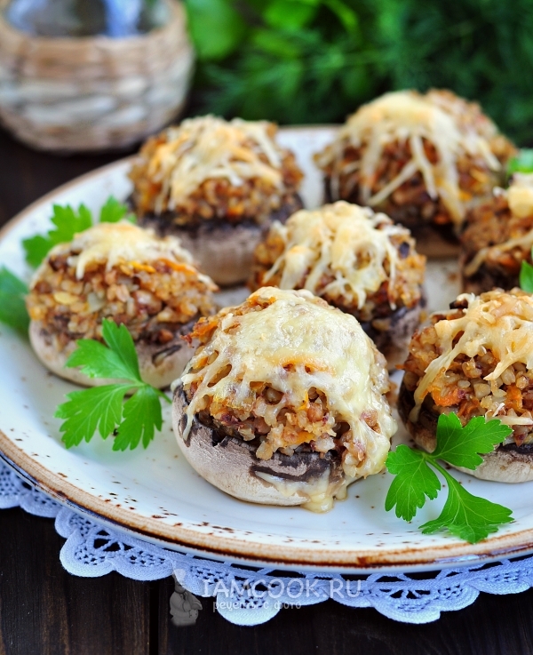 Фото грибов, фаршированных гречкой, в духовке