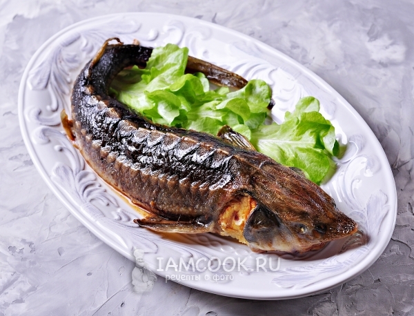 Готовый запеченный осетр, фаршированного картофельной начинкой