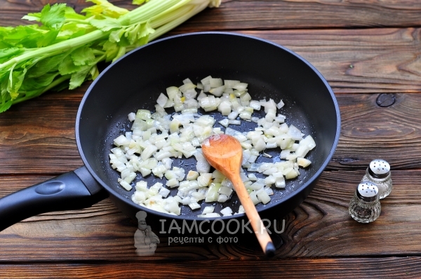 Обжарить лук