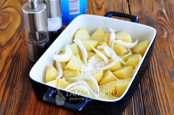 Положить в форму картофель с луком