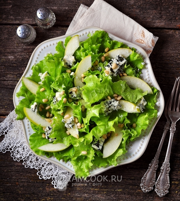 Рецепт салата из груши и сыра Дорблю с кедровыми орешками