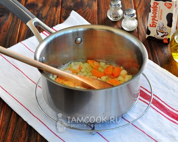 Обжарить лук с морковью