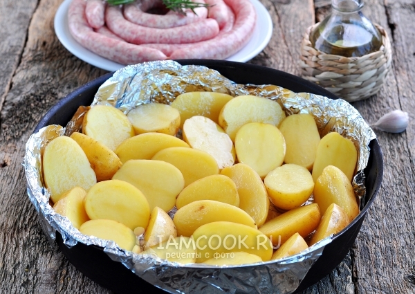Выложить картофель на фольгу
