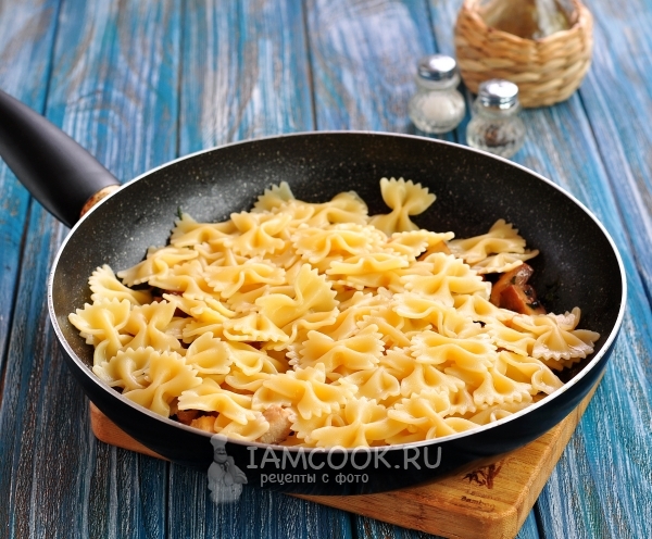 Положить макароны