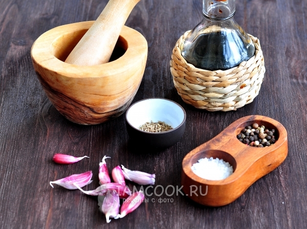 Подготовить чеснок, специи и соль