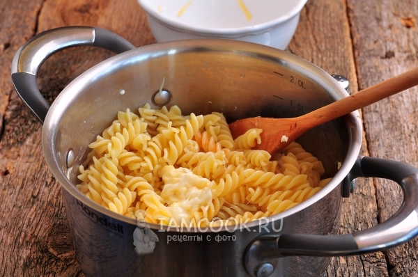 Смешать макароны с сыром