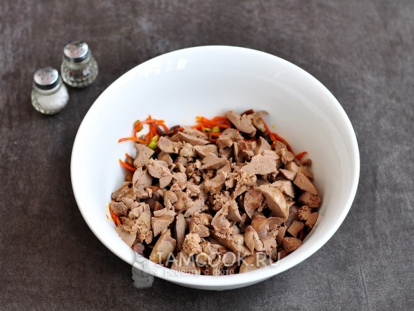 Соединить овощи с печенью