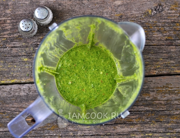 Взбить соус в блендере