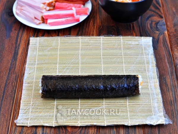 Скрутить лист нори в ролл