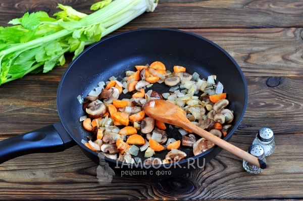 Добавить морковь и грибы