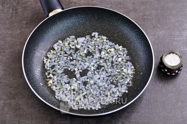 Обжарить лук