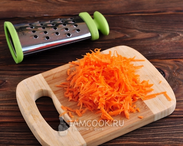 Натереть морковь