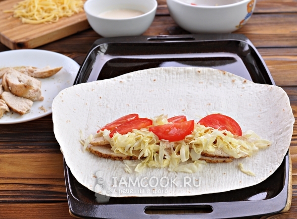 Положить капусту и помидор