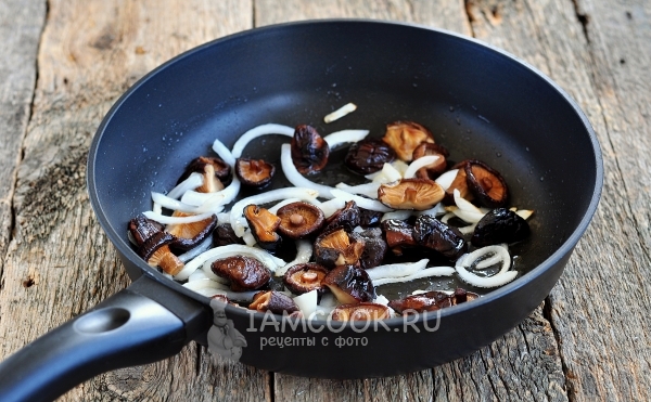 Положить к грибам лук