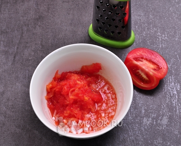 Натереть помидор