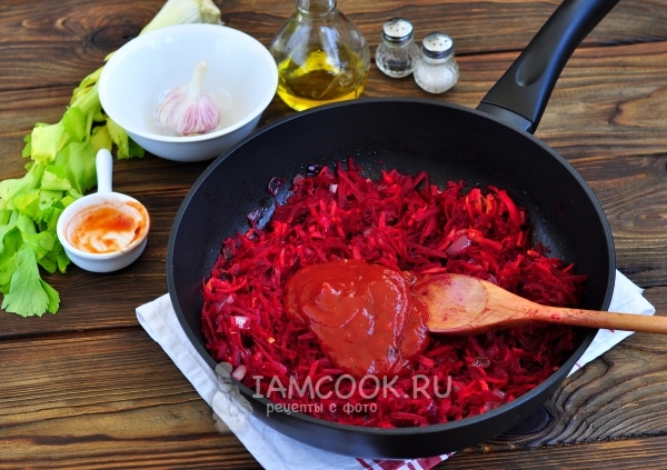 Положить томатный соус