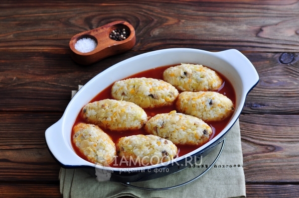 Положить голубцы в томатный соус