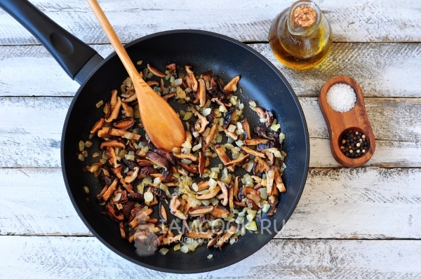 Положить грибы к луку