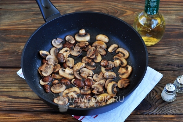 Обжарить грибы