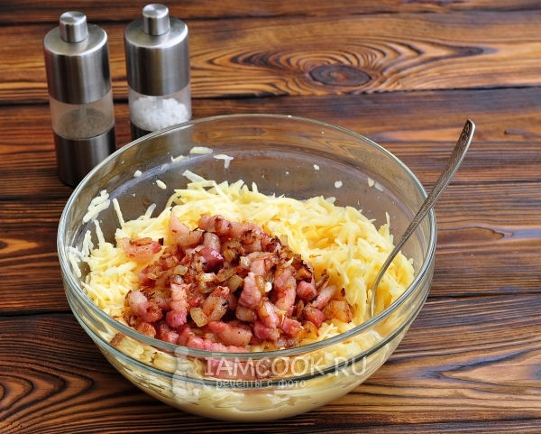 Положить бекон с луком