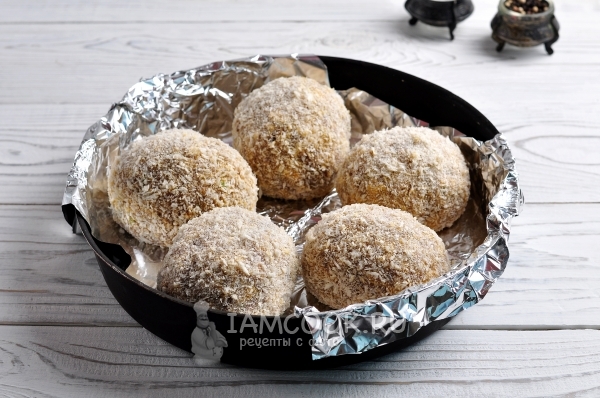 Выложить котлеты в форму на фольгу