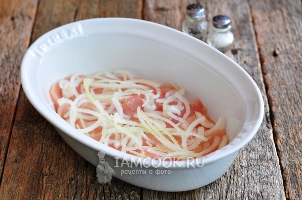 Положить на мясо лук