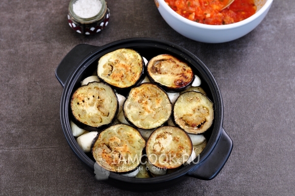 Положить на сыр баклажаны