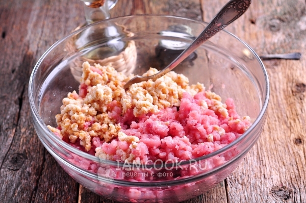 Перекрутить на мясорубке рыбу и булку