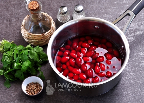 Положить кизил в воду