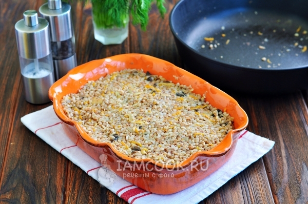 Выложить на фарш гречку