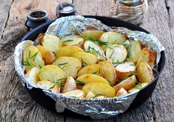 Посыпать розмарином, чесноком и солью