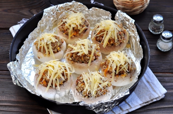 Посыпать сыром