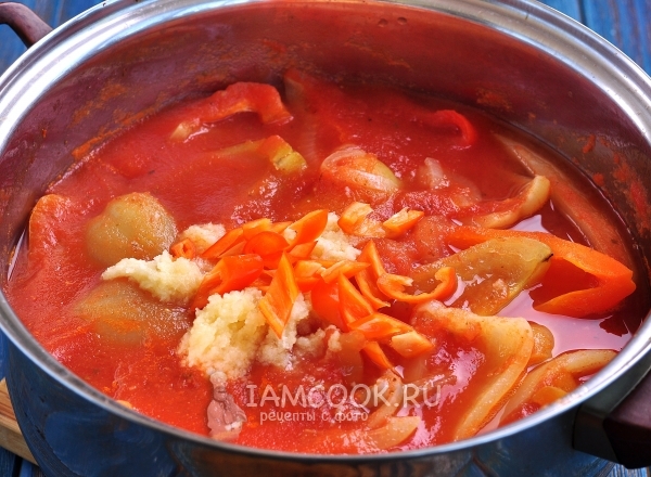 Добавить чеснок и острый перец