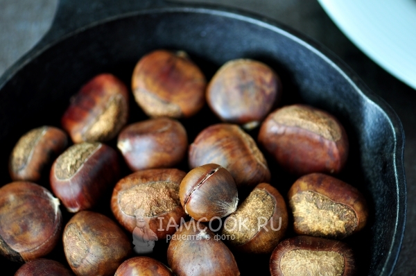 Положить каштаны в сковороду