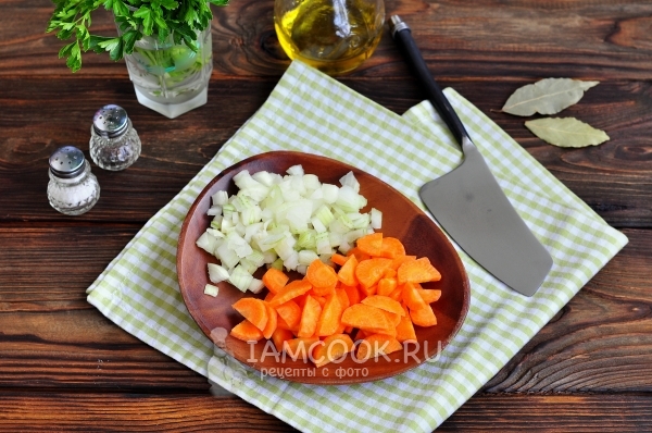 Порезать лук и морковь