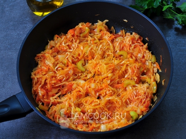 Положить томатный соус