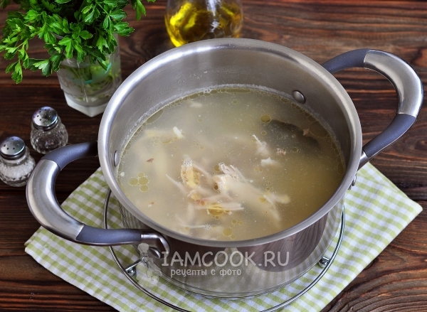 Положить мясо в бульон