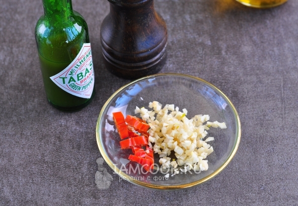 Порезать перец и чеснок