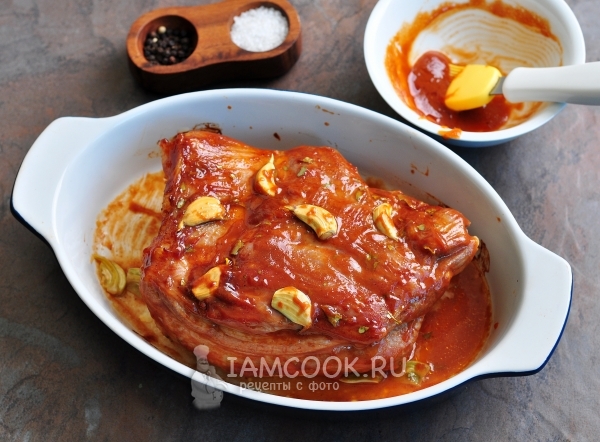 Обмазать мясо маринадом