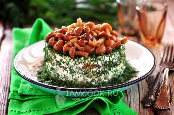 Фото cалата «Грибное лукошко» с опятами