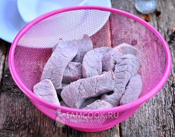 Положить мясо в сито