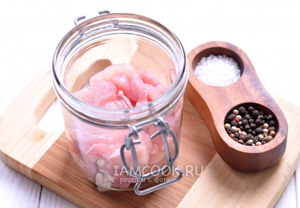 Положить в банку мясо и соль