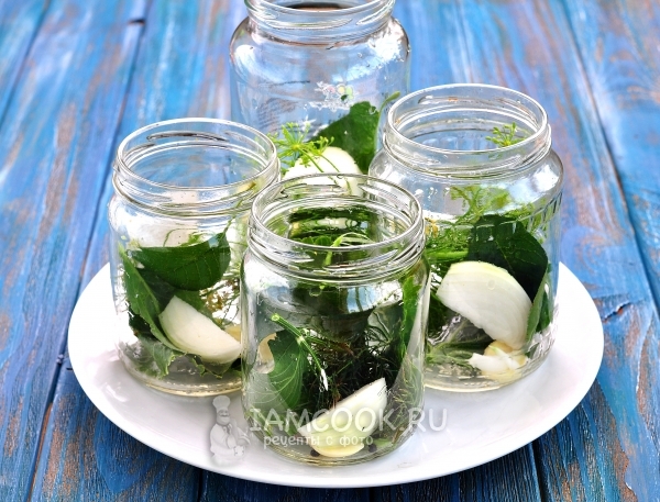 Уложить в банки зелень и чеснок
