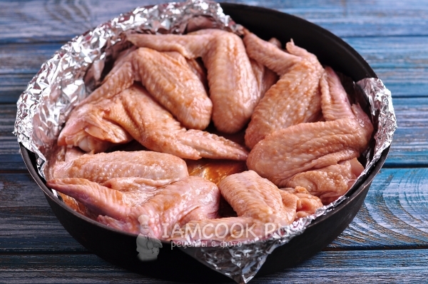 Выложить крылышки в форму с фольгой